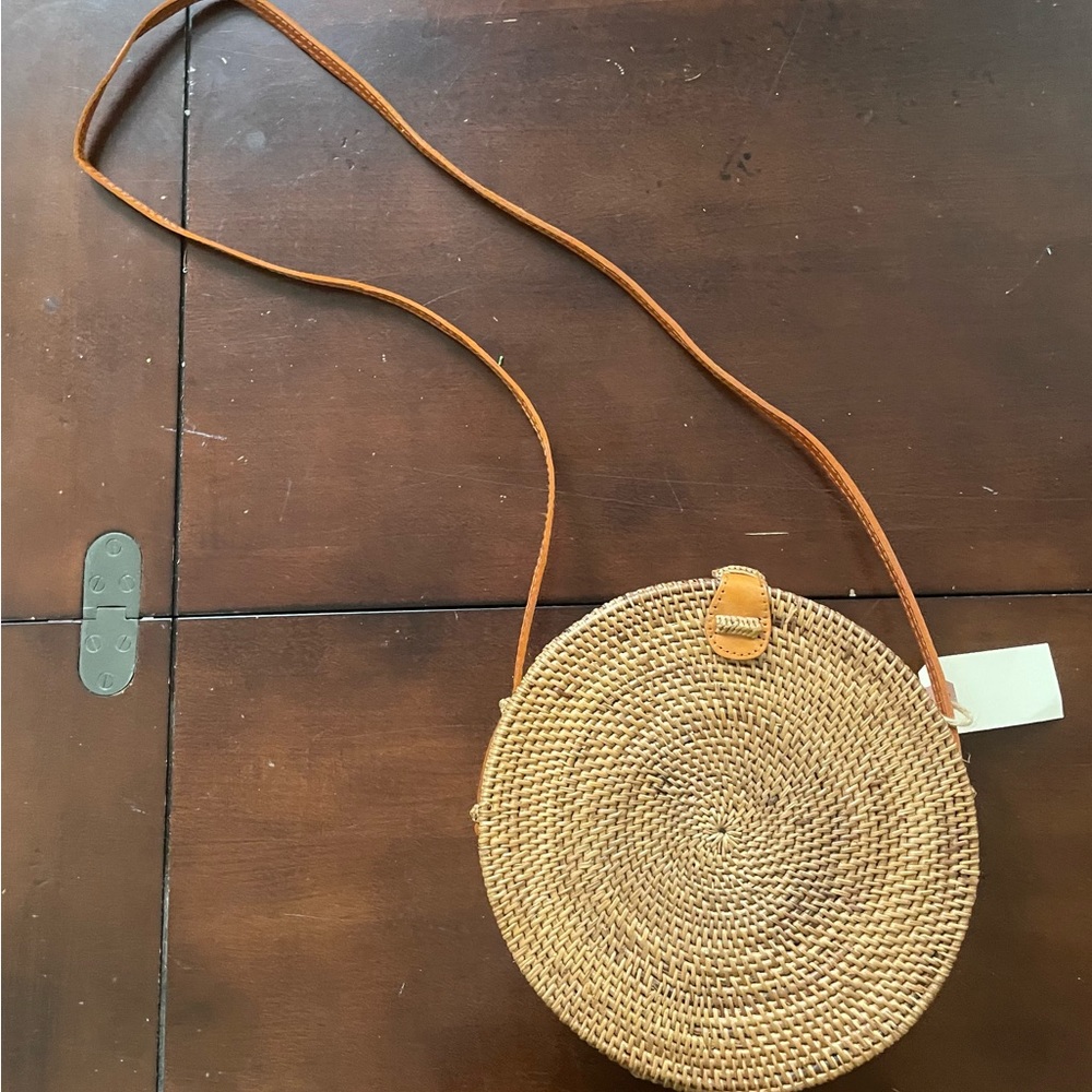 Round woven purse